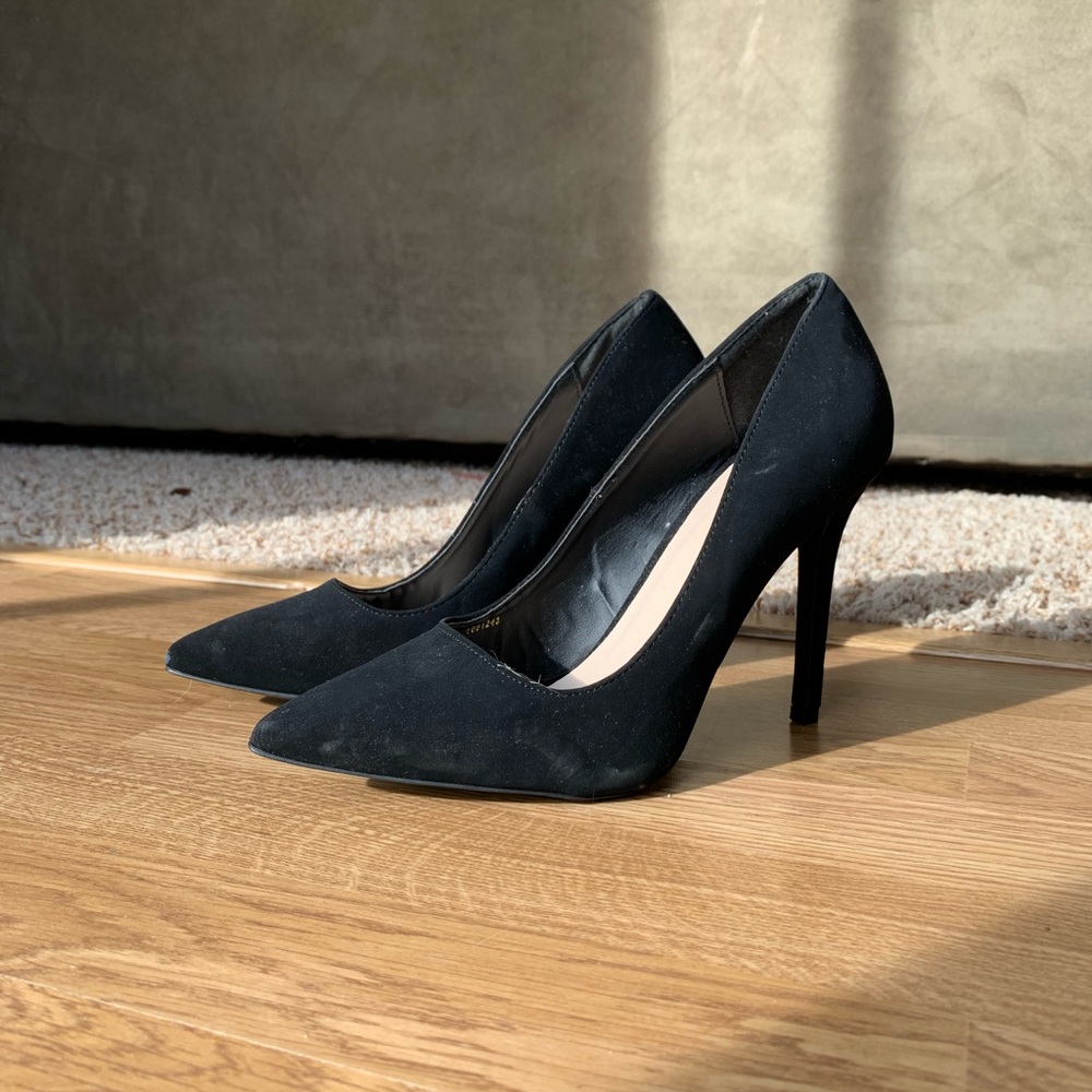 CLASSIC BLACK HEELS - Picture 2 of 3